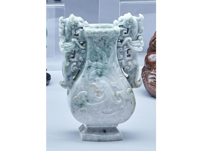 VASE en jadéite gris blanc mouchetée de vert,...