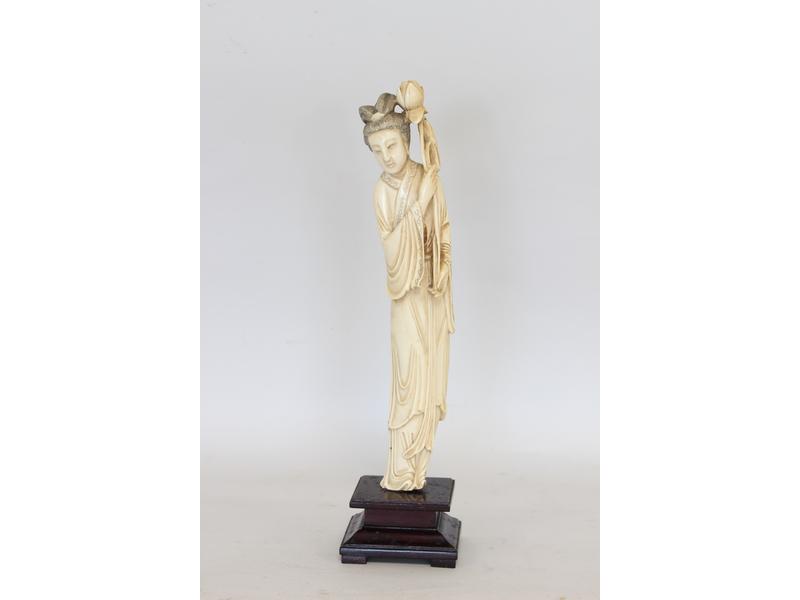 STATUETTE en ivoire représentant une déesse...