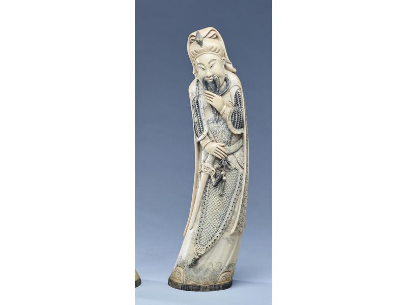 GRANDE STATUETTE en ivoire sculpté représentant...