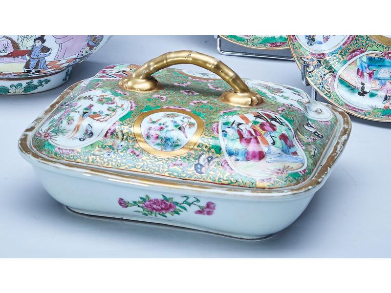 LEGUMIER couvert en porcelaine émaillée polychrome...