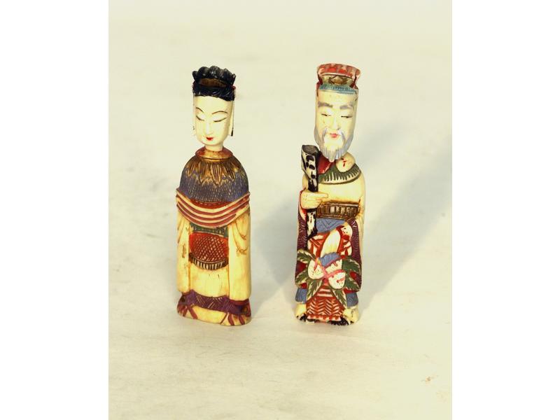 PAIRE DE TABATIERES en ivoire sculpté polychrome...