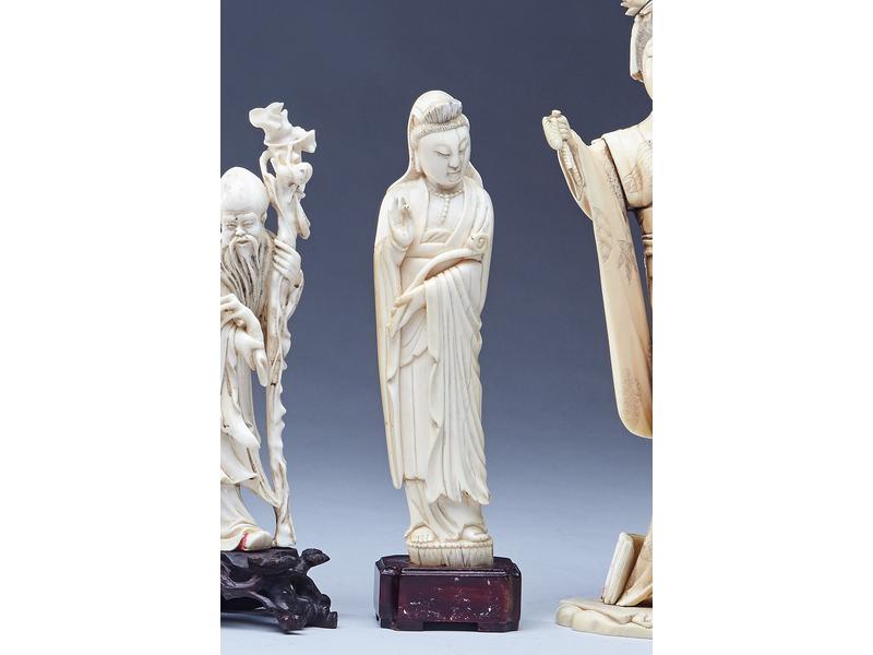 OKIMONO en ivoire sculpté représentant une...