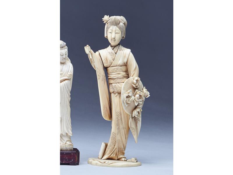 OKIMONO en ivoire sculpté représentant une...