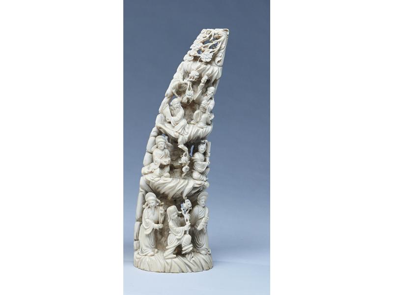 SUJET en ivoire ajouré et sculpté de sages...