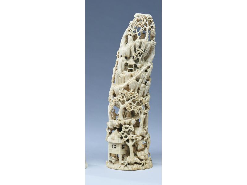 SUJET en ivoire ajouré et sculpté de scènes...
