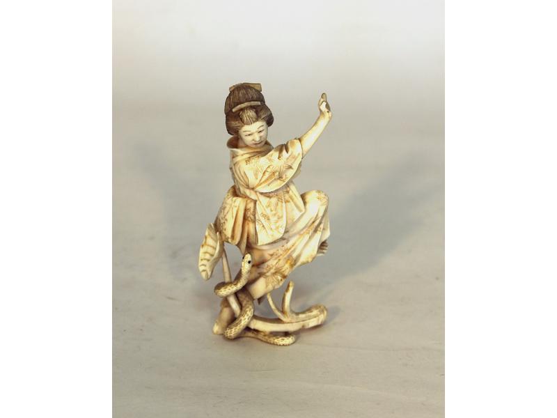 PETIT OKIMONO en ivoire sculpté figurant...