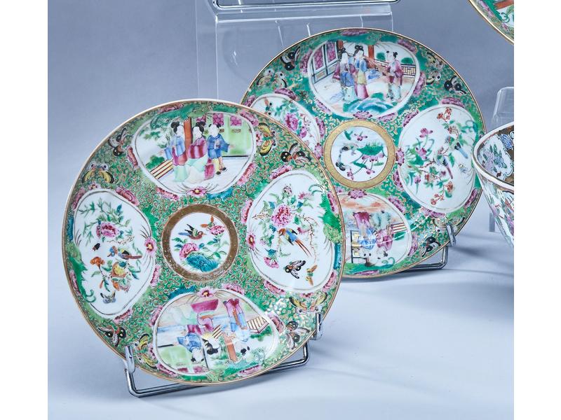 QUATRE ASSIETTES et UN PLAT ROND en porcelaine...
