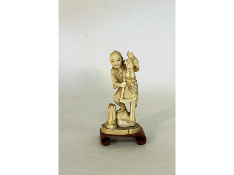 OKIMONO en ivoire sculpté représentant un...