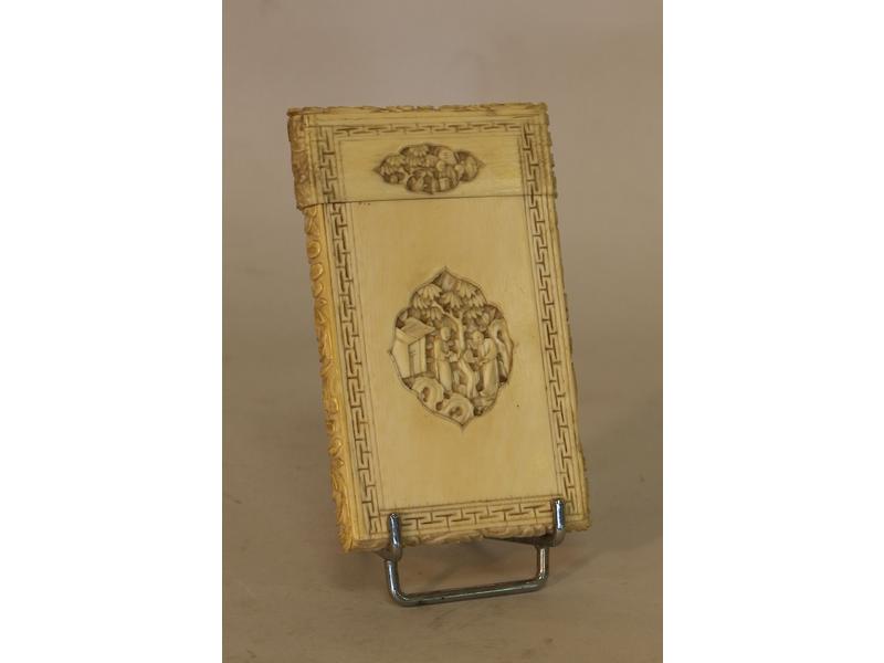 ETUI A CARTE en ivoire sculpté à décor en...