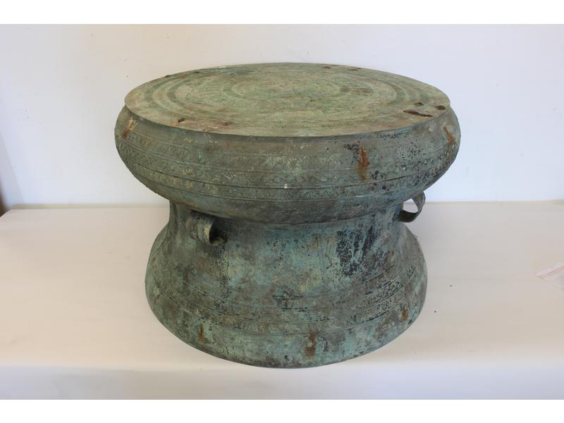 TAMBOUR en bronze patiné vert, de forme diabolo,...