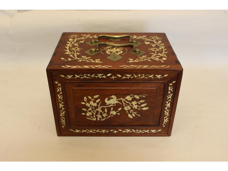 JEU DE MAJONG en os sur bambou, dans un coffret...