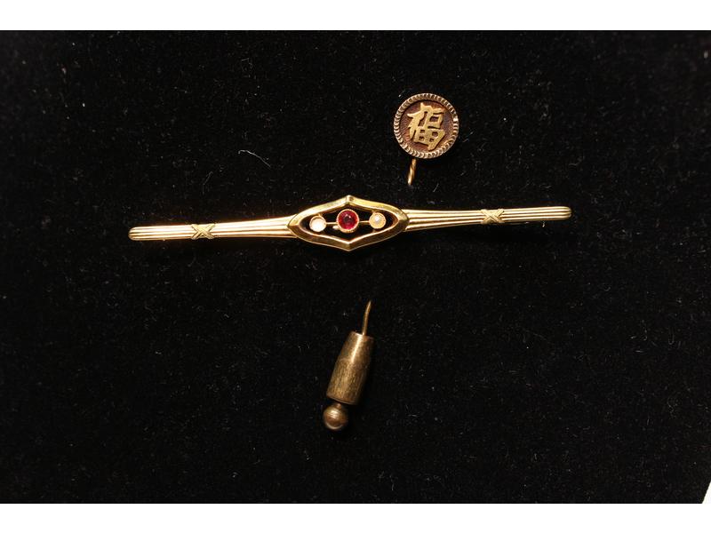 BARRETTE en or jaune (750) avec pierre rouge...