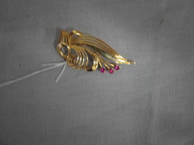 BROCHE en or jaune stylisant une plume à...