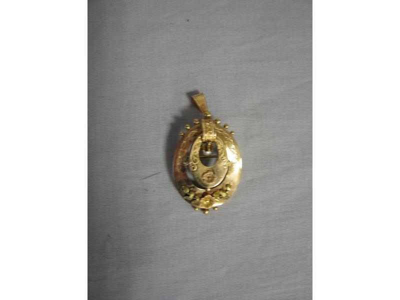 PENDENTIF OVALE en or jaune ajouré à décor...