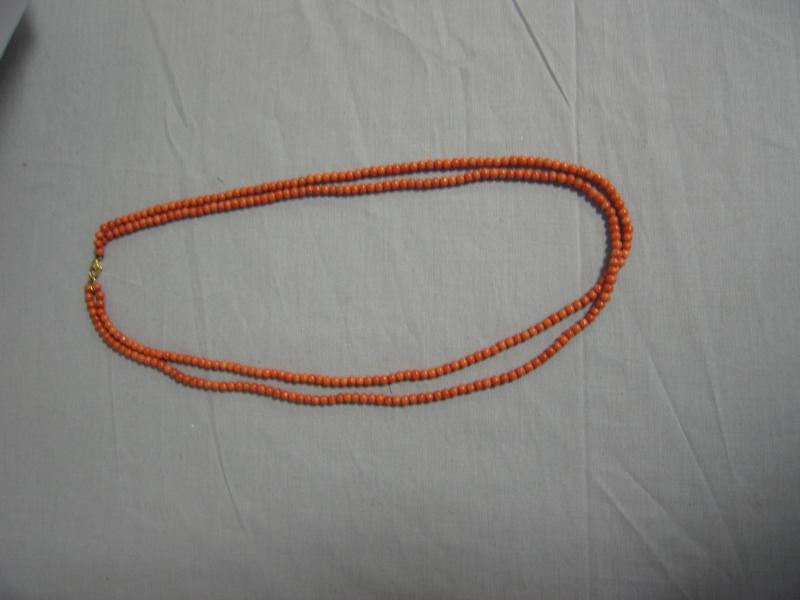 COLLIER en corail à deux rangs de perles...