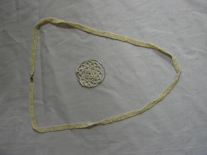 COLLIER fait d'un ruban tissé en semence...