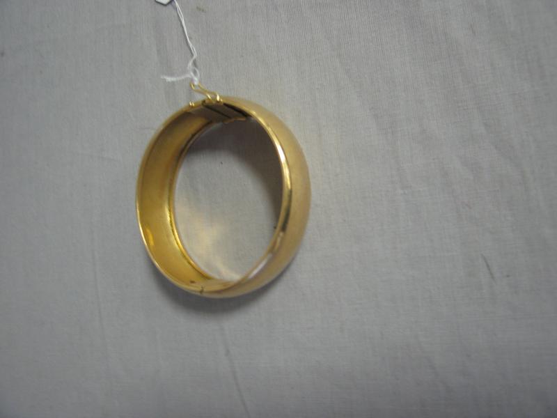 BRACELET rigide bombé et ouvrant, en or jaune....