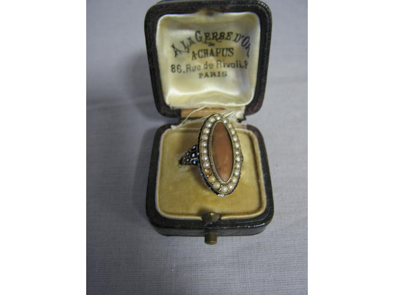 BAGUE ovale en or jaune à décor émaillé et...