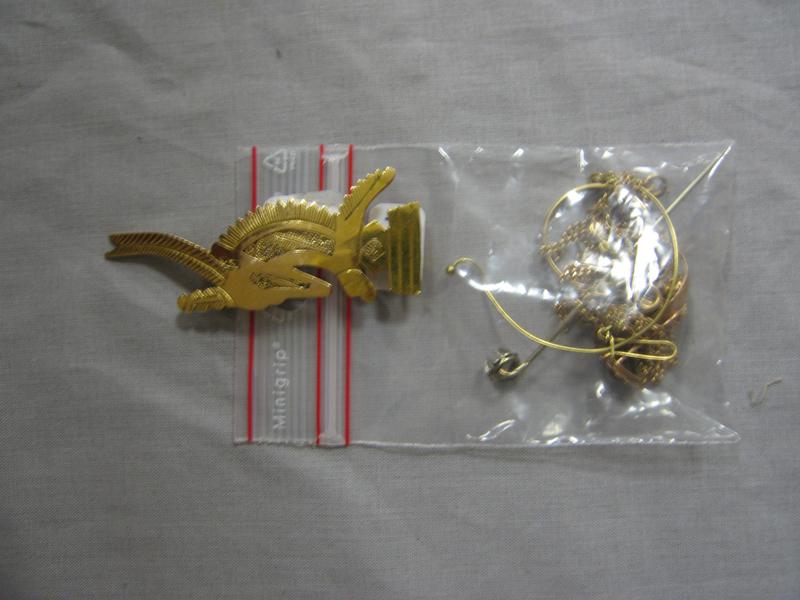 BROCHE en or jaune à motif tribal.