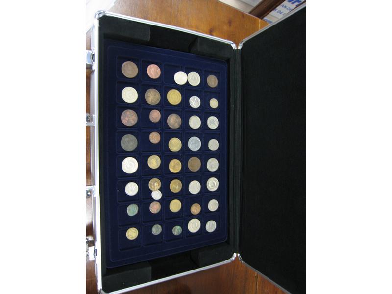 COLLECTION DE MONNAIES comprenant cinq plateaux...