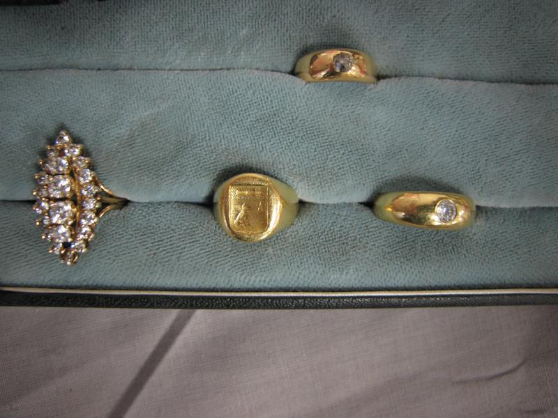QUATRES BAGUES en or jaune: Chevalière, petit...