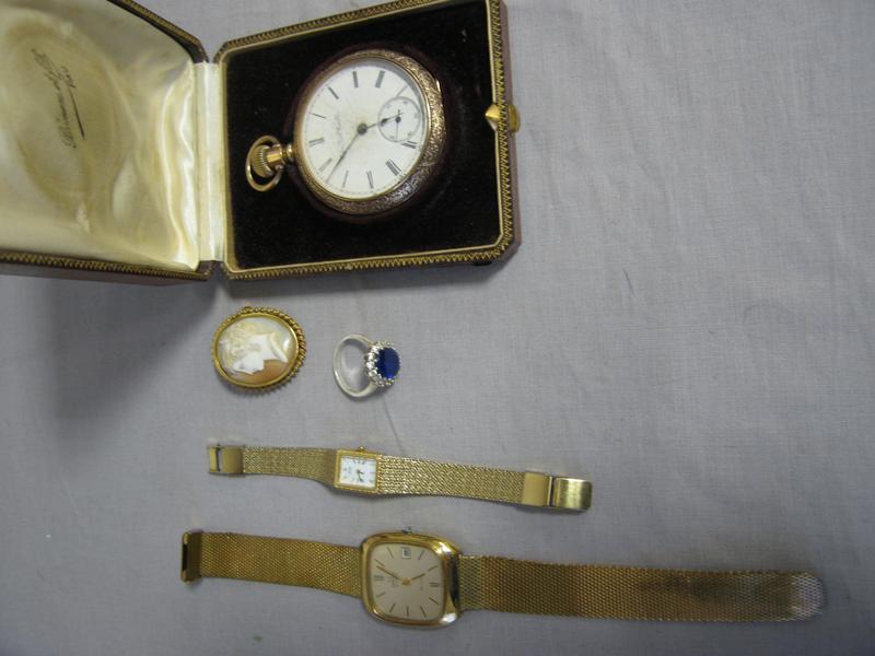 LOT en métal doré comprenant une montre bracelet...