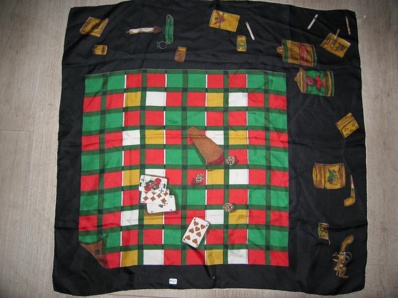 FOULARD : CARRE en soie imprimé "Le Jeu de...