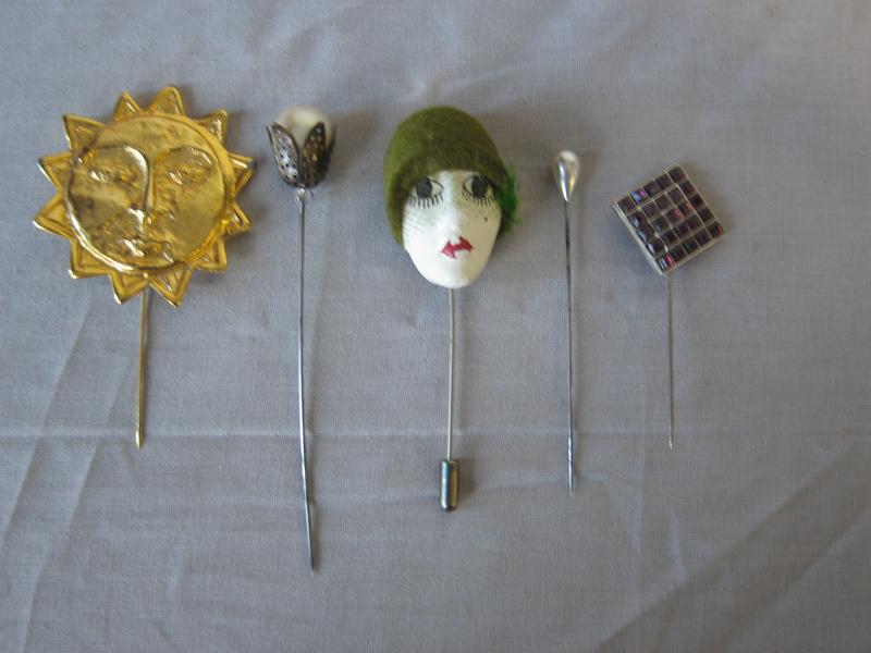 LOT DE CINQ EPINGLES DE CRAVATE fantaisie,...