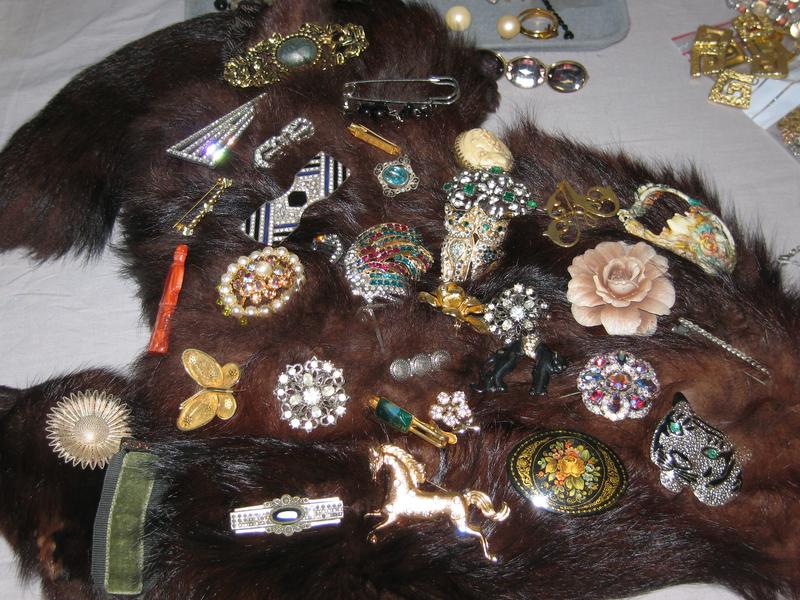 IMPORTANT LOT D'ENVIRON TRENTE BROCHES FANTAISIE...