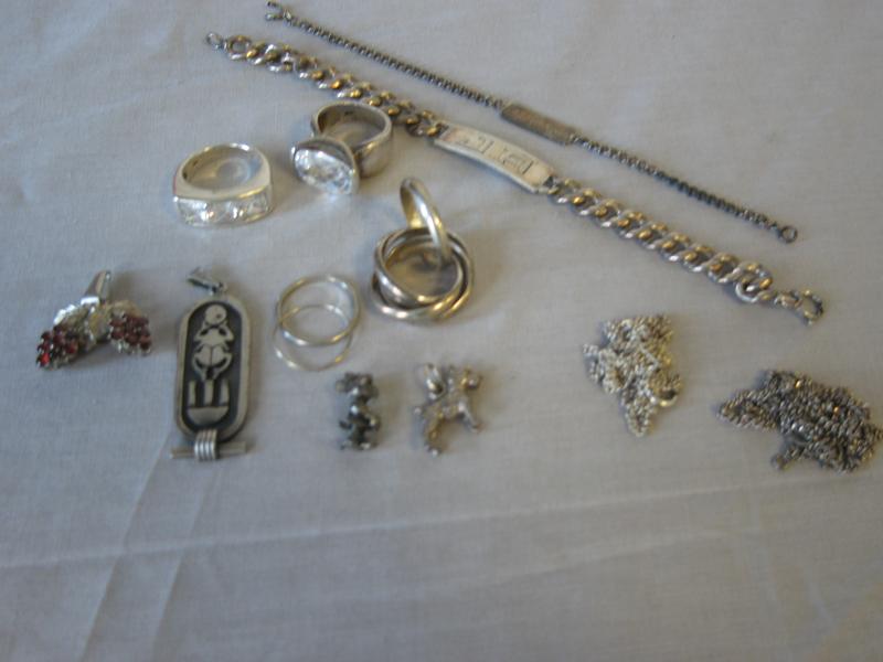 LOT EN ARGENT comprenant : pendentifs chien,...