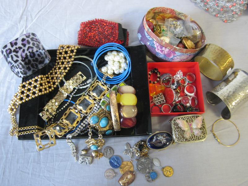 IMPORTANTS LOTS DE BIJOUX FANTAISIE : comprenant,...