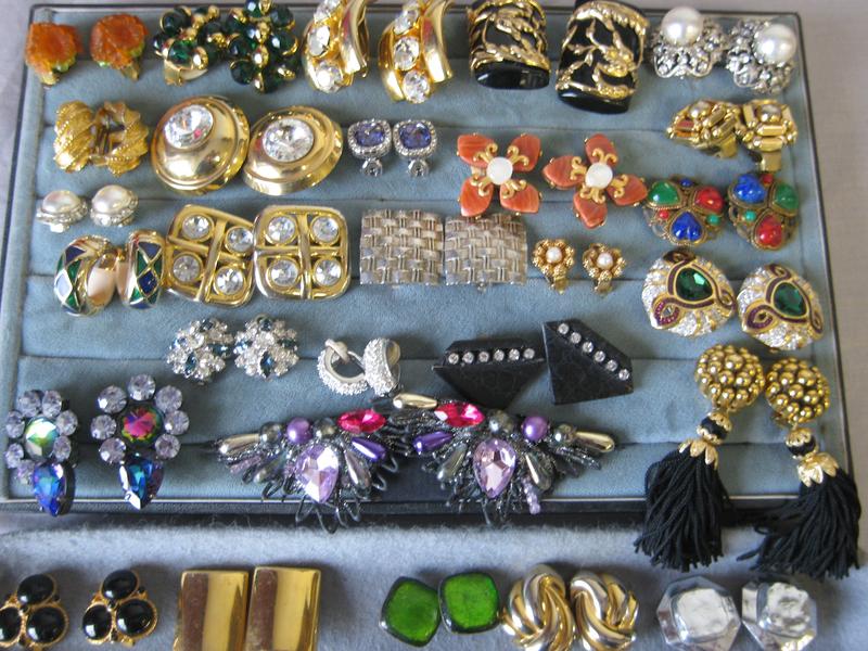 IMPORTANT LOT D'ENVIRON 40 PAIRES DE BOUCLES...