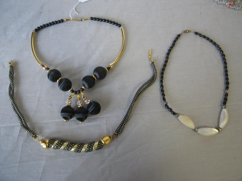 TROIS COLLIERS FANTAISIE  en métal doré et...