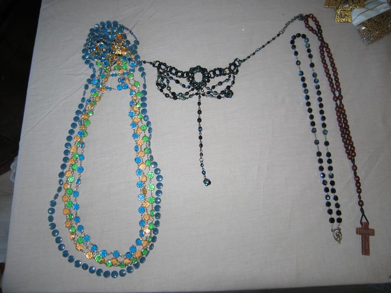 LOT DE SIX SAUTOIRS de perles fantaisies...