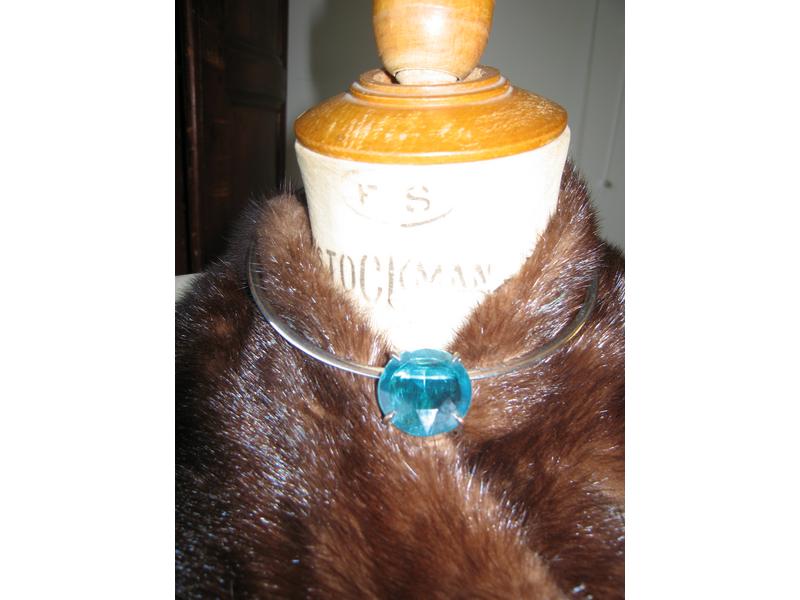 COLLIER rigide en métal et pierre de couleur...