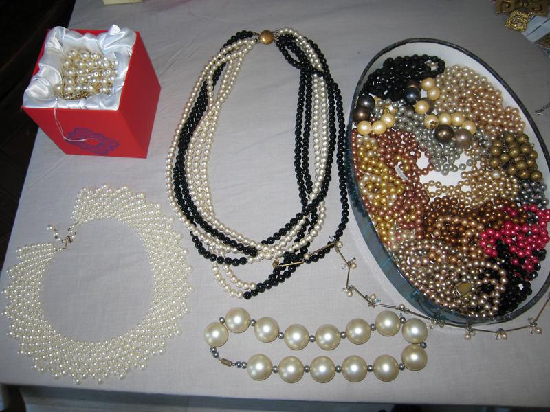 COLLIER SAUTOIR en perles fantaisies noires...