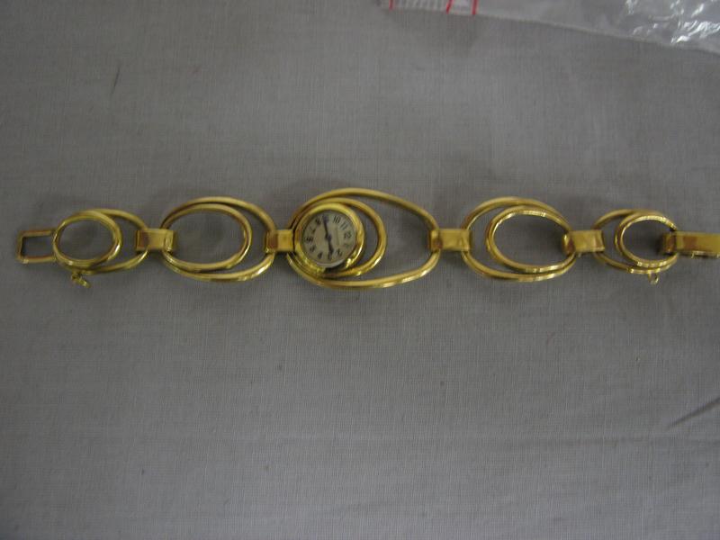 MONTRE BRACELET de dame en or jaune, mouvement...