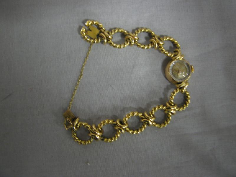 MONTRE DE DAME en or jaune, mouvement OMEGA...