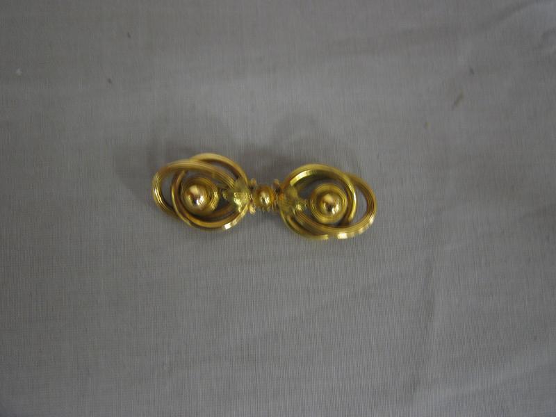 BROCHE en or jaune à entrelacs et demi-perles...