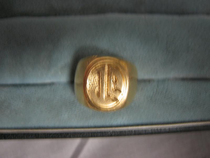 CHEVALIERE en or monogrammée JT. Poids :...