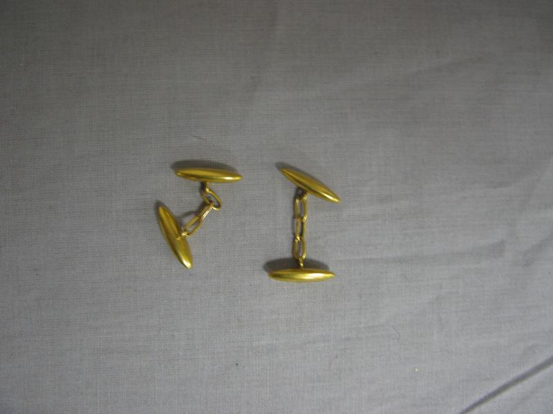 BOUTONS de manchettes en or jaune, grains...
