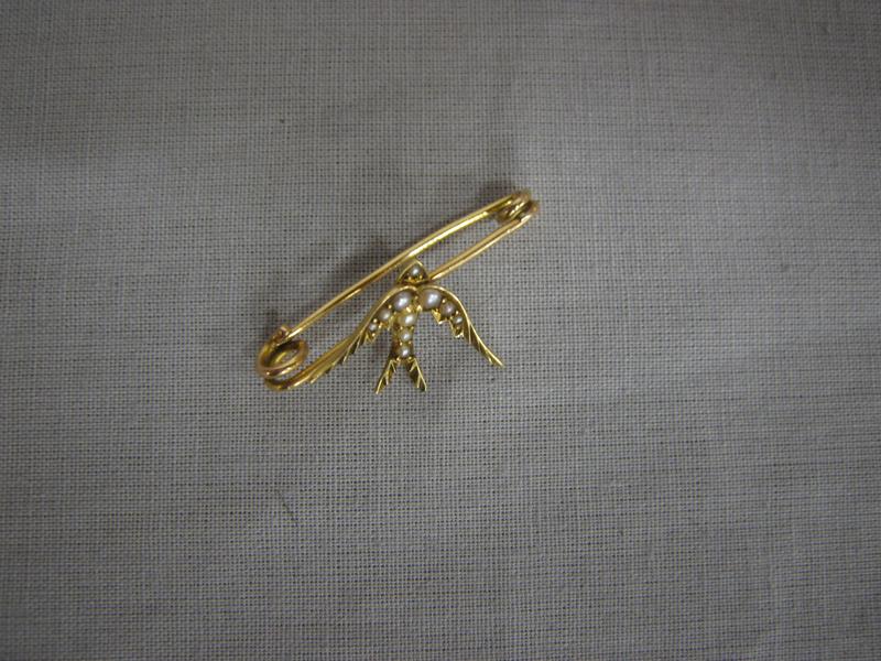 BROCHE HIRONDELLE en or jaune et perles....