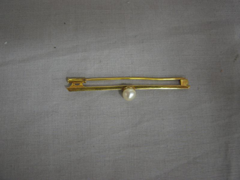 BROCHE barette en or jaune avec perle. Poids...