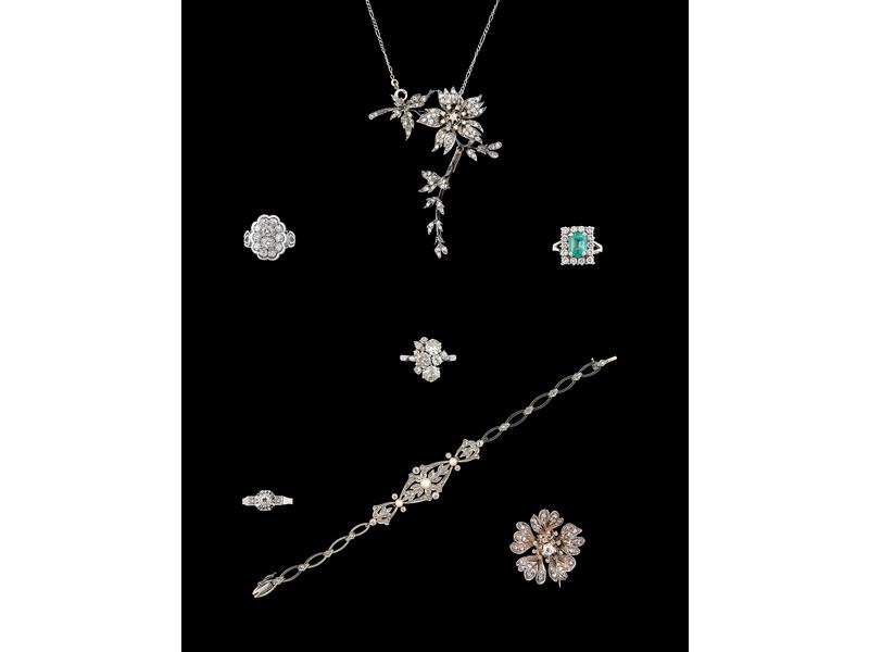 BROCHE PENDENTIF à motif de fleurs en or...
