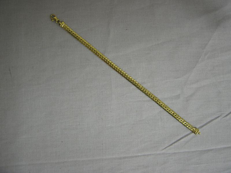 BRACELET A MAILLES tressées en or jaune....