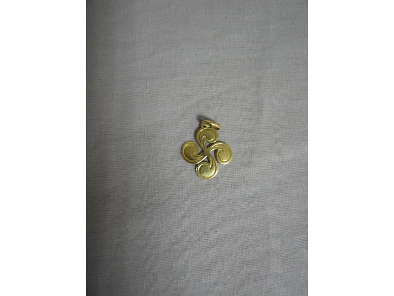 PENDENTIF en or jaune en forme de croix basque....