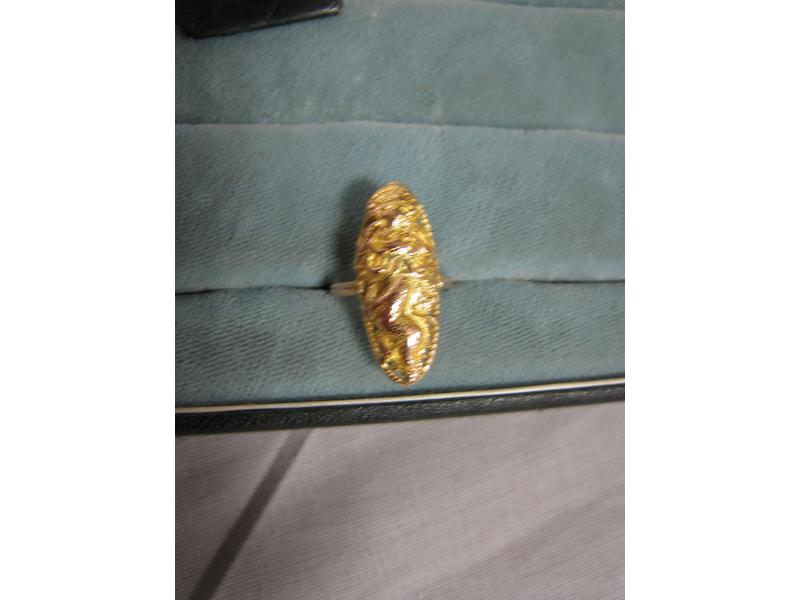 BAGUE en or deux tons, figurant un dragon...
