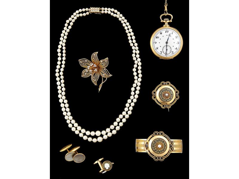 COLLIER DE PERLES à deux rangs en chute,...