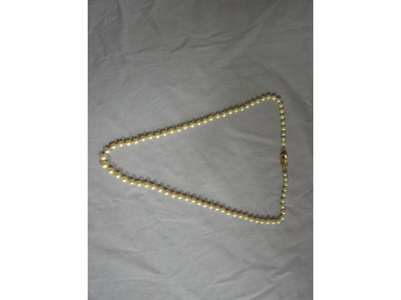 COLLIER DE PERLES en chute, fermoir en or...