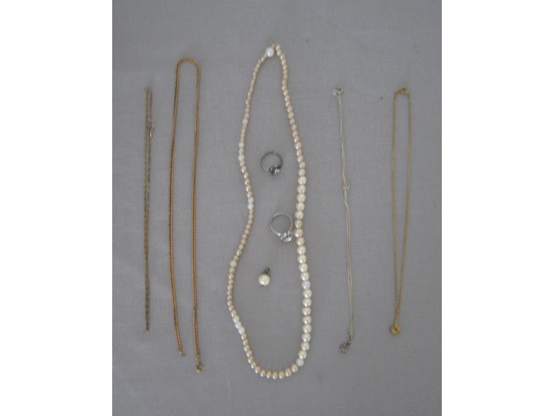 LOT DE BIJOUX FANTAISIE dont perles imitations,...